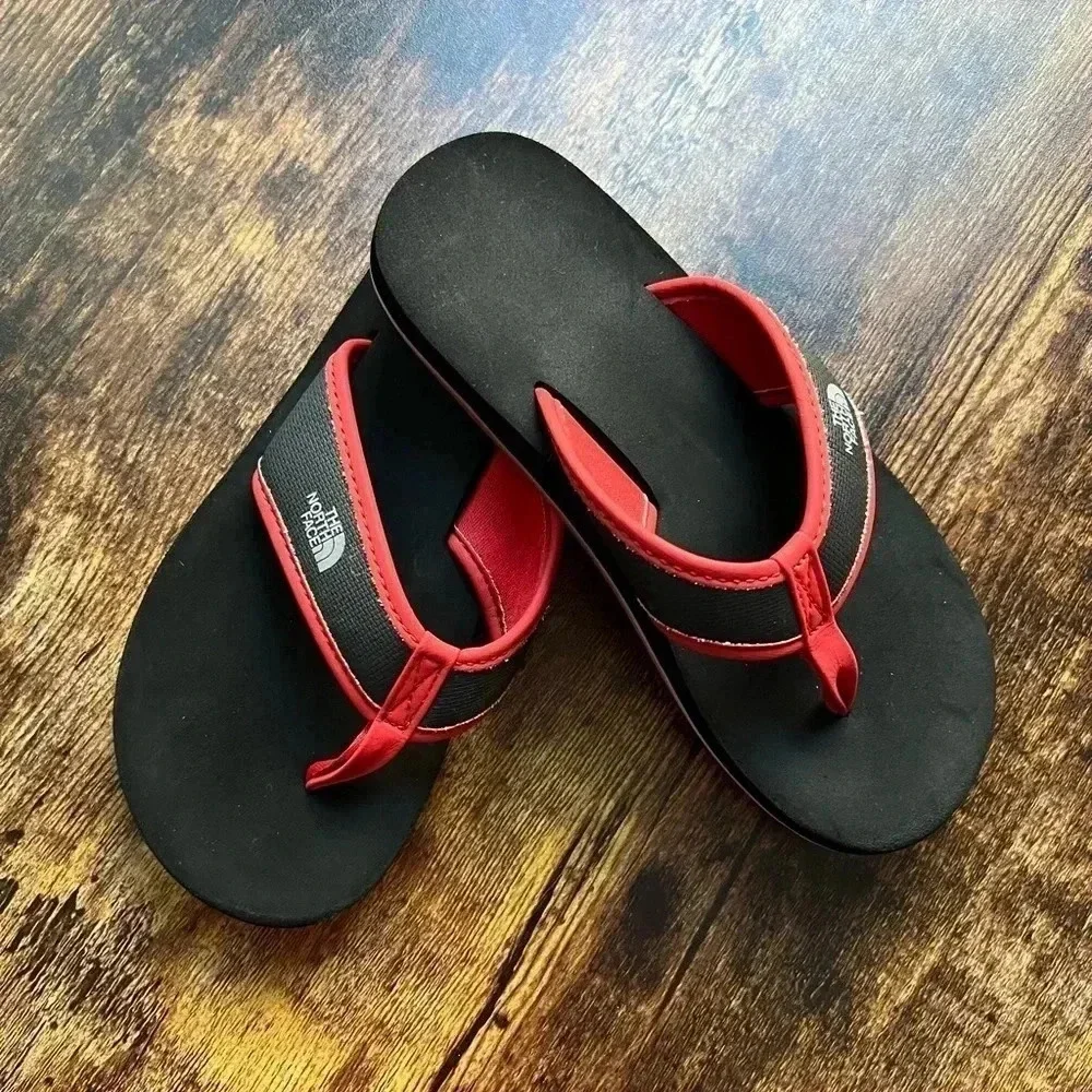 The North Face Base Camp boys flip flops. Size: 1 youth
